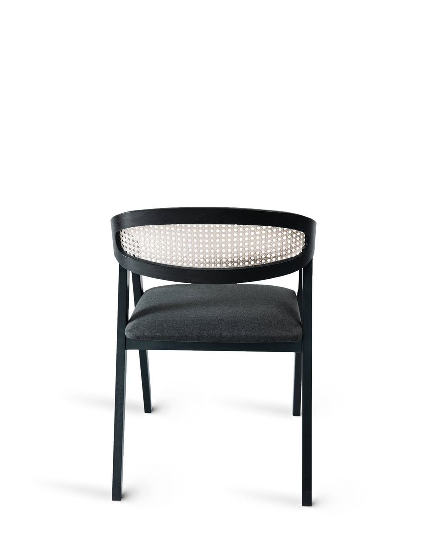 Jedálenská stolička s rámom C - s voliteľným čalúnením/morením