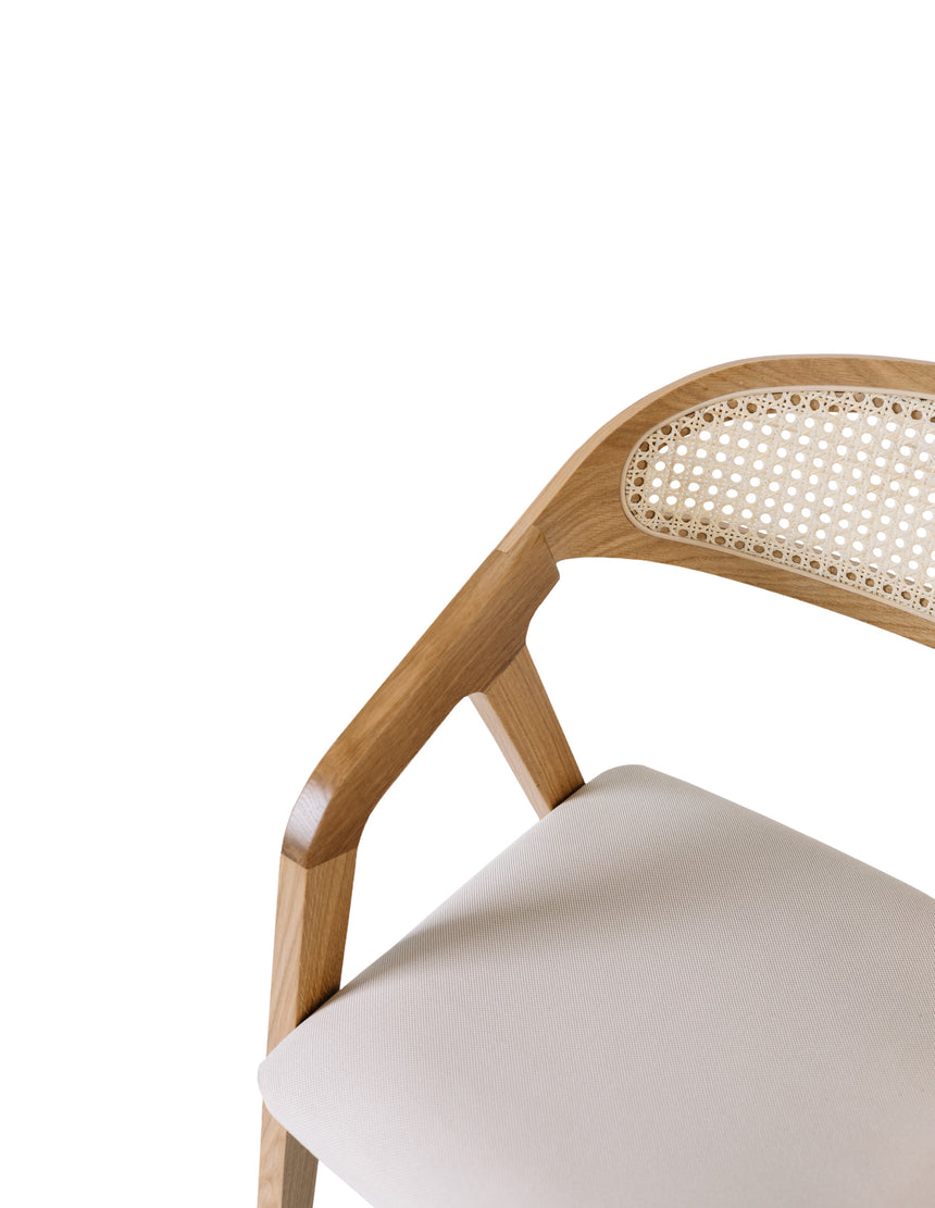 Jedálenská stolička s rámom C - s voliteľným čalúnením/morením