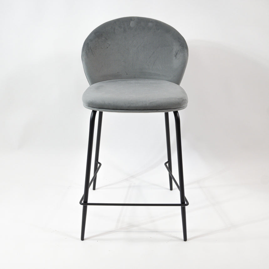 Pohodlná barová stolička KL Lily 65 cm v sivej farbe s čiernym rámom