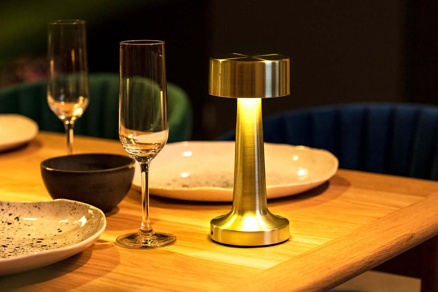 Stolová lampa Lee zlatá – vstavaná batéria, LED
