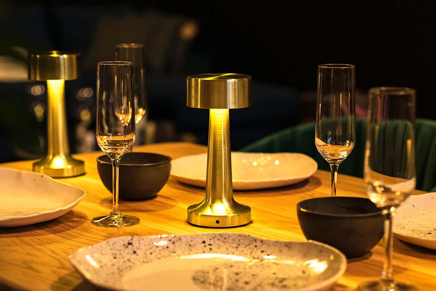 Stolová lampa Lee zlatá – vstavaná batéria, LED