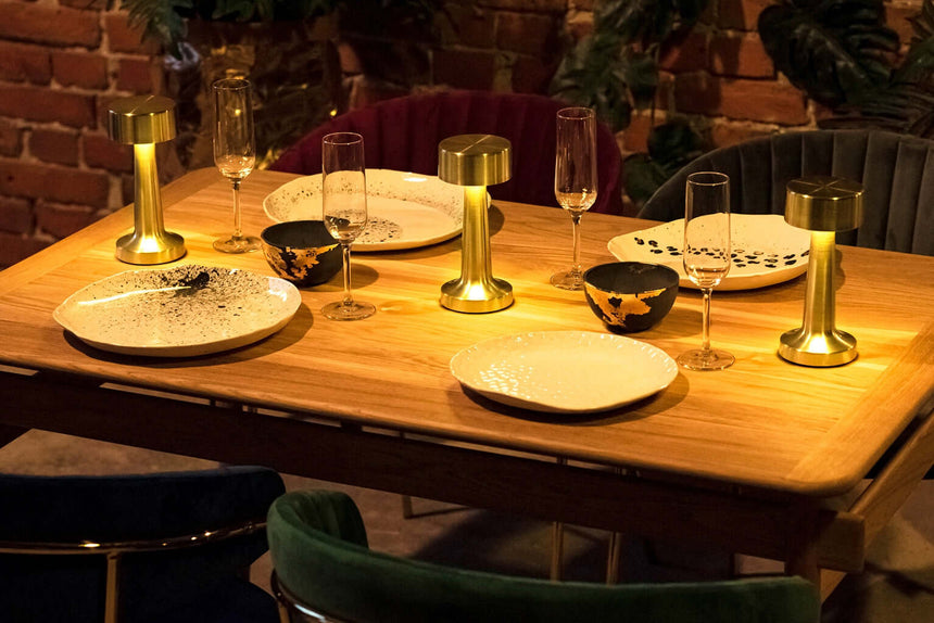 Stolová lampa Lee zlatá – vstavaná batéria, LED