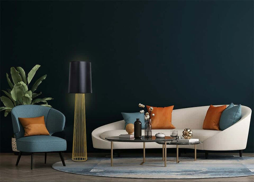 Stojaca lampa Holmes Straight zlatá s čiernym tienidlom – kovová