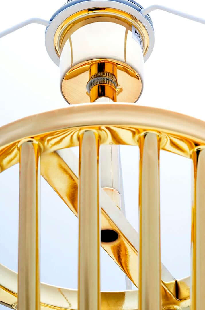 Stojaca lampa Holmes zlatá s čiernym tienidlom – kovová