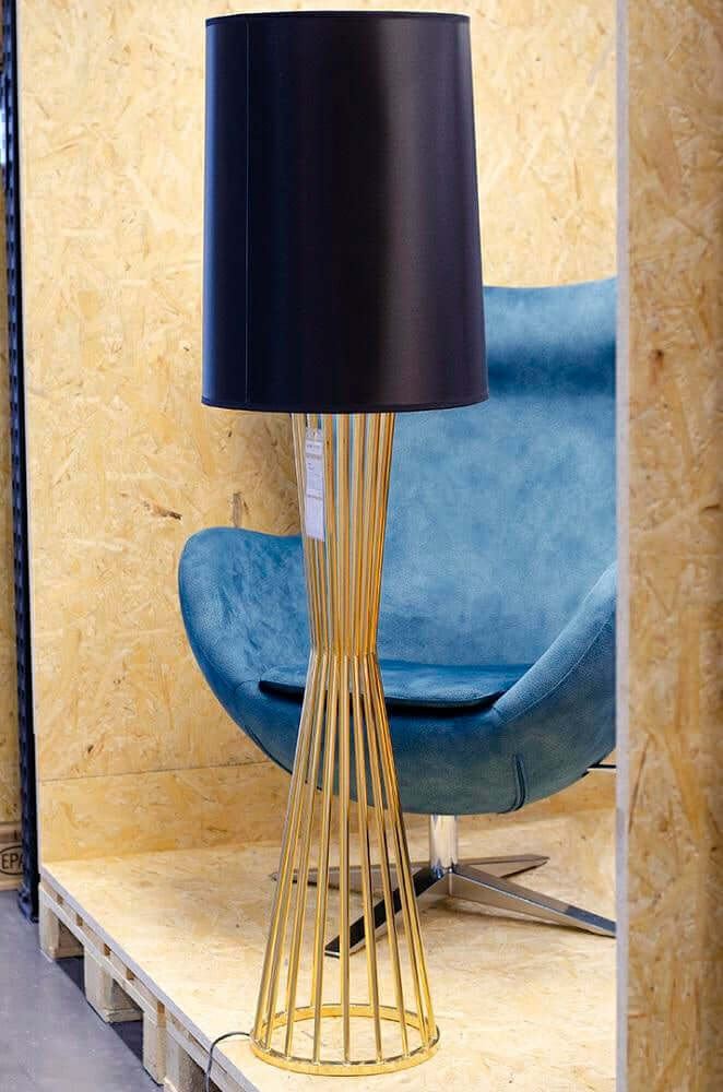 Stojaca lampa Holmes zlatá s čiernym tienidlom – kovová