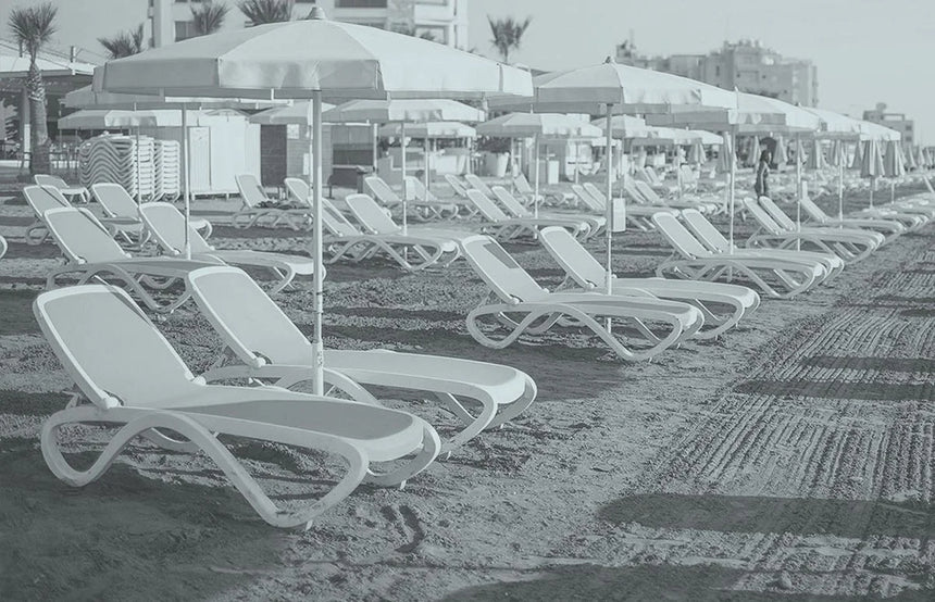 Nardi Omega napozóágyak hosszú sorban, strandkiszolgálásban