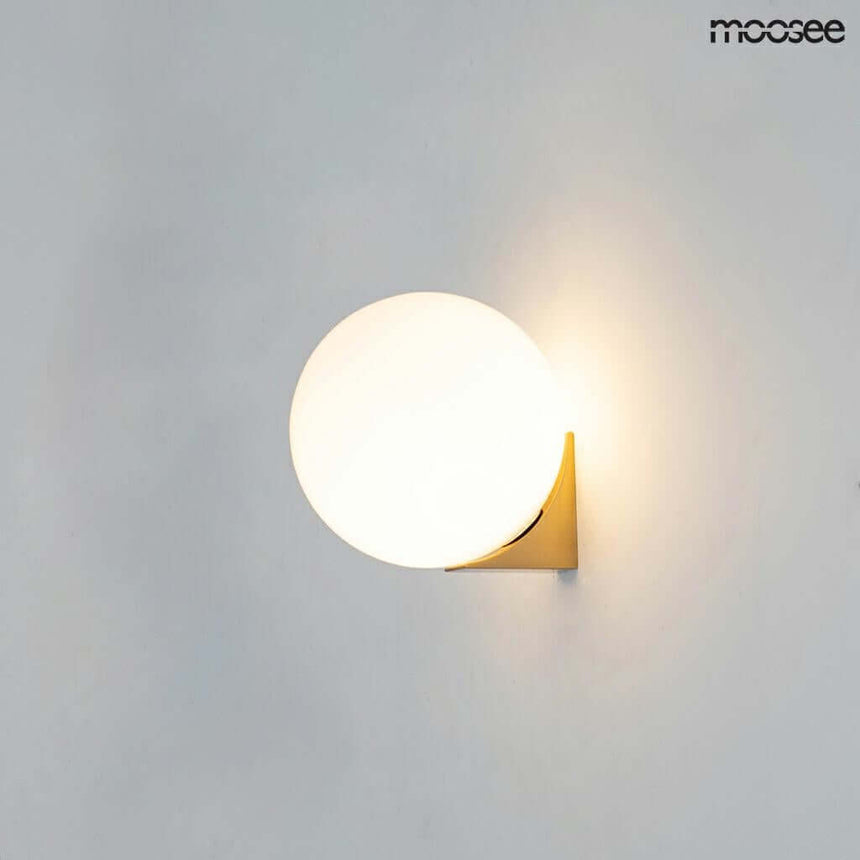 34. Nástenná lampa Boll zlatá