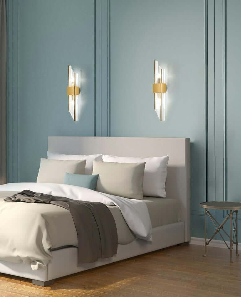 Šikmá nástenná lampa zlatá