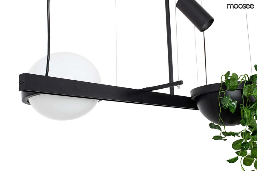 32. Závesná lampa s kvetmi, čierna