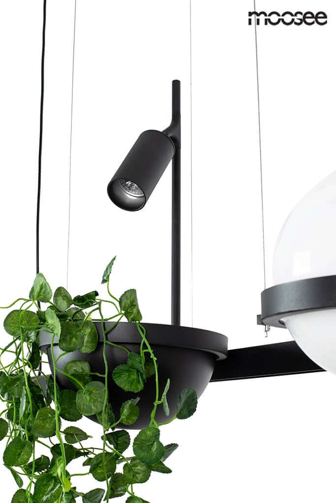 32. Závesná lampa s kvetmi, čierna