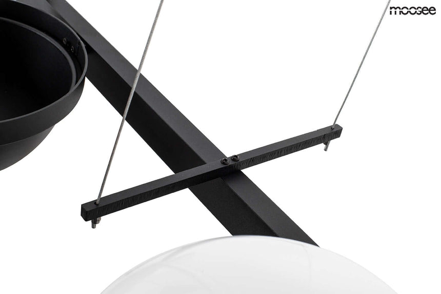 32. Závesná lampa s kvetmi, čierna