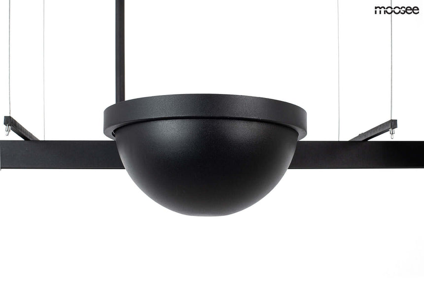 32. Závesná lampa s kvetmi, čierna