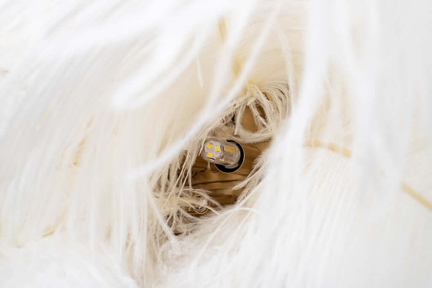 Závesná lampa Tiffany 135 – biela mosadz / prírodné perie