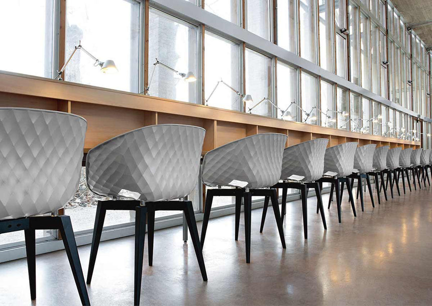 Uni-ka 599 – profesionálna HoReCa stolička, dostupná vo viacerých farbách