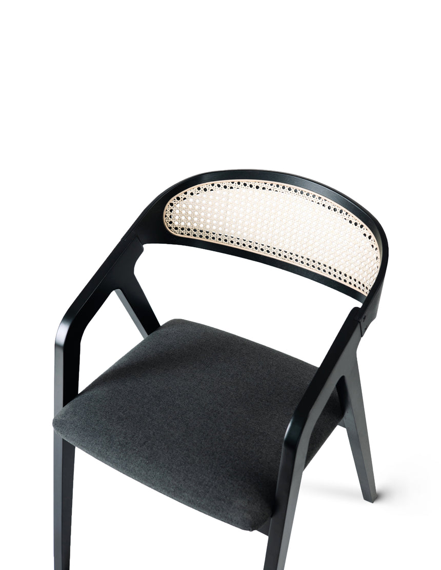 Jedálenská stolička s rámom C - s voliteľným čalúnením/morením 