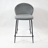 Pohodlná barová stolička KL Lily 65 cm v sivej farbe s čiernym rámom