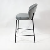 Pohodlná barová stolička KL Lily 65 cm v sivej farbe s čiernym rámom