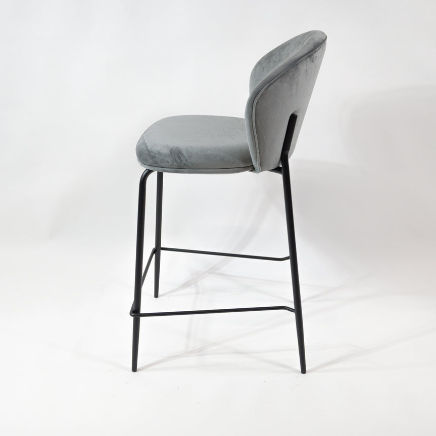 Pohodlná barová stolička KL Lily 65 cm v sivej farbe s čiernym rámom
