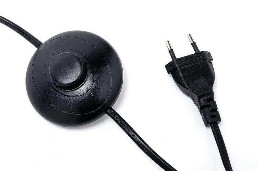 Stojaca lampa Holmes zlatá s čiernym tienidlom – kovová