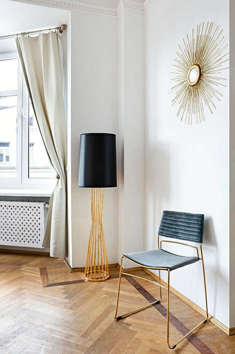 Stojaca lampa Holmes zlatá s čiernym tienidlom – kovová