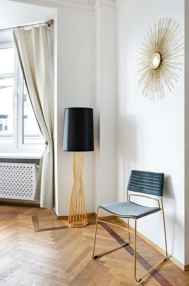 Stojaca lampa Holmes zlatá s čiernym tienidlom – kovová