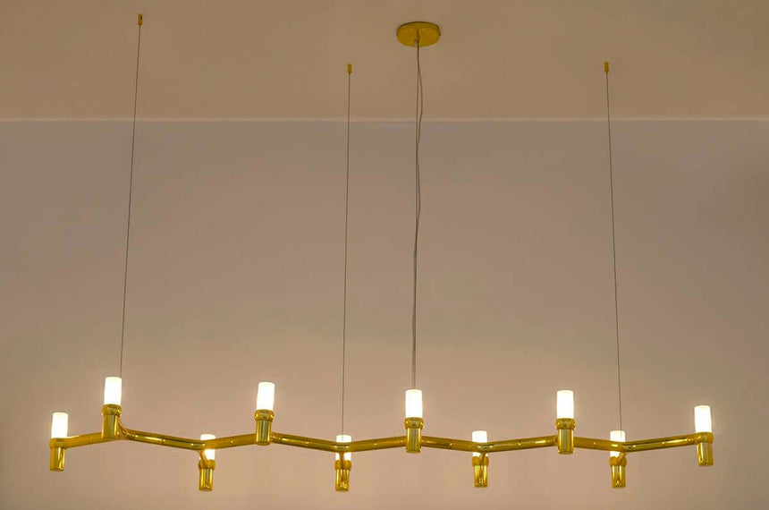 Závesná lampa Atomic Long v zlatej farbe