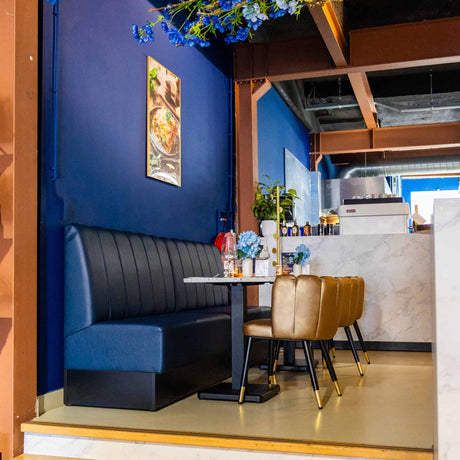 Ann fekete asztalláb közelről, öntöttvas talp