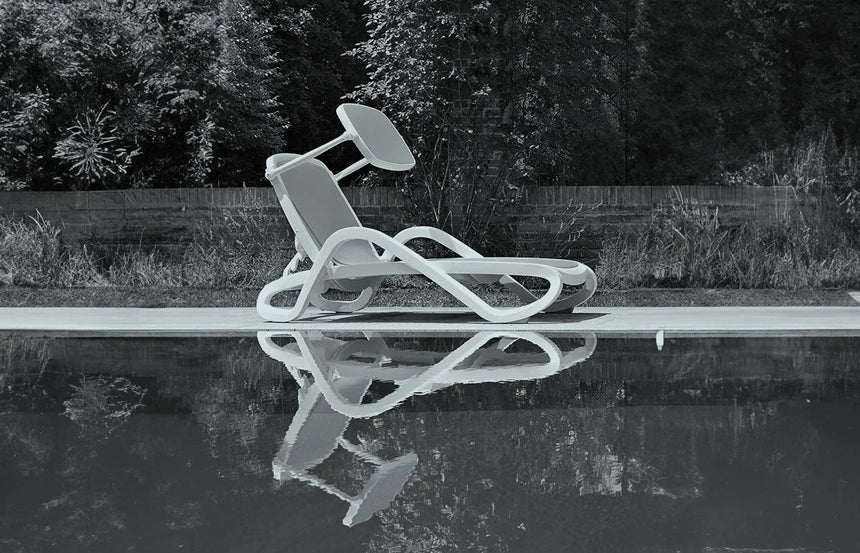 Nardi Alfa karfás napozóágyak medence szélén