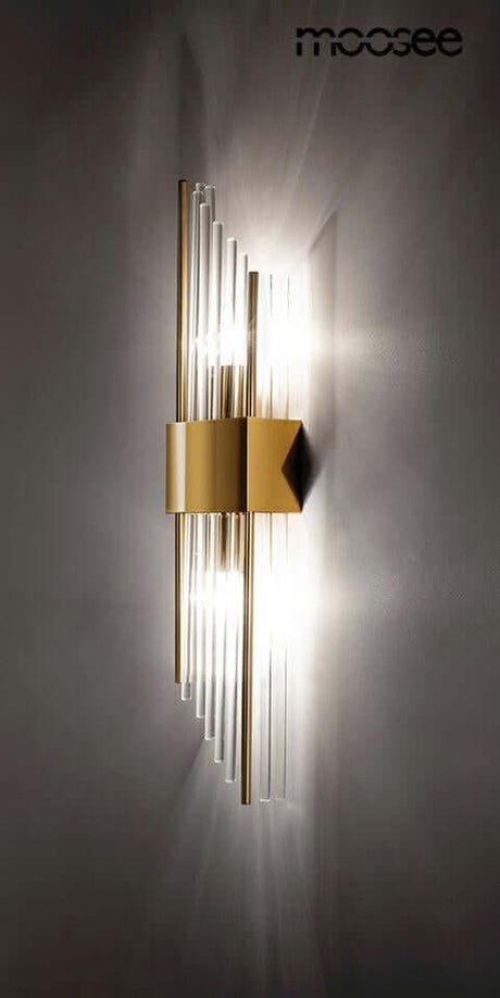 Šikmá nástenná lampa zlatá