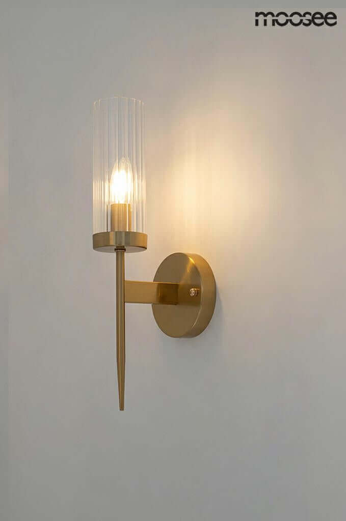 5. Zlatá nástenná lampa Torch