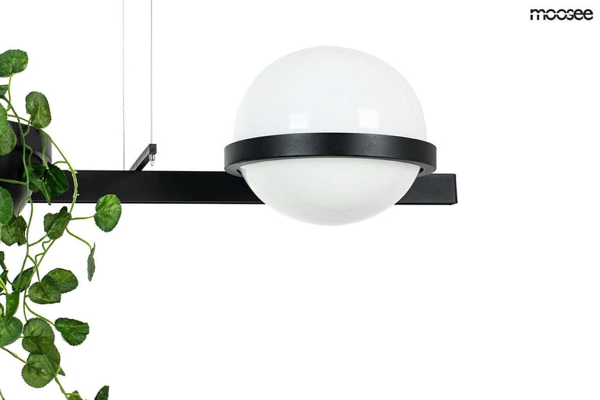 32. Závesná lampa s kvetmi, čierna