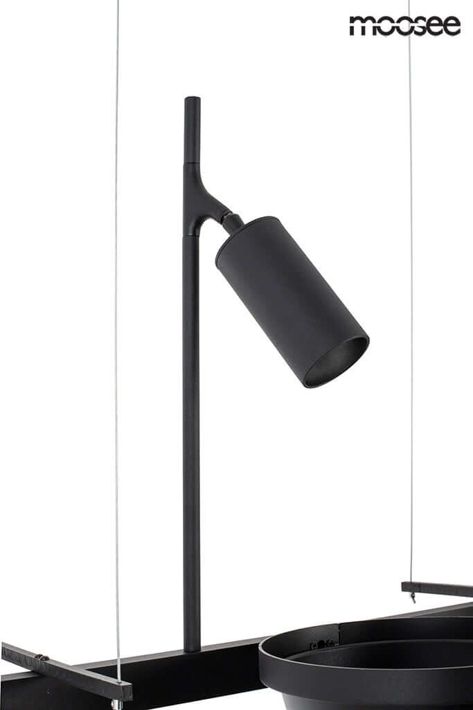 32. Závesná lampa s kvetmi, čierna