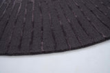 Radius Dark Gray kerek gyapjú szőnyeg koncentrikus mintázata