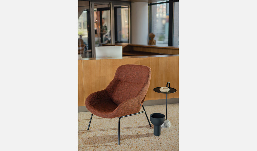 Seg – profesionálna stolička, dostupná vo viacerých farbách