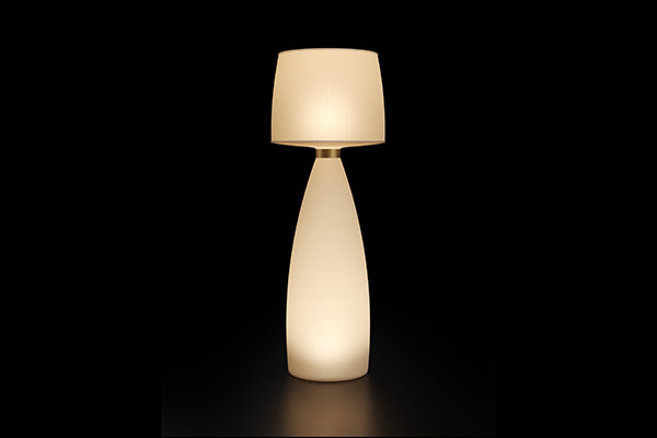 Vela állólámpa White Light kivitelben, bekapcsolva – Plust Collection