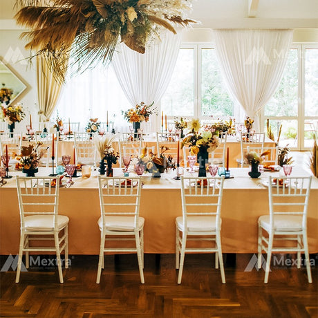 Chiavari Tiffany esküvői székek bálteremben